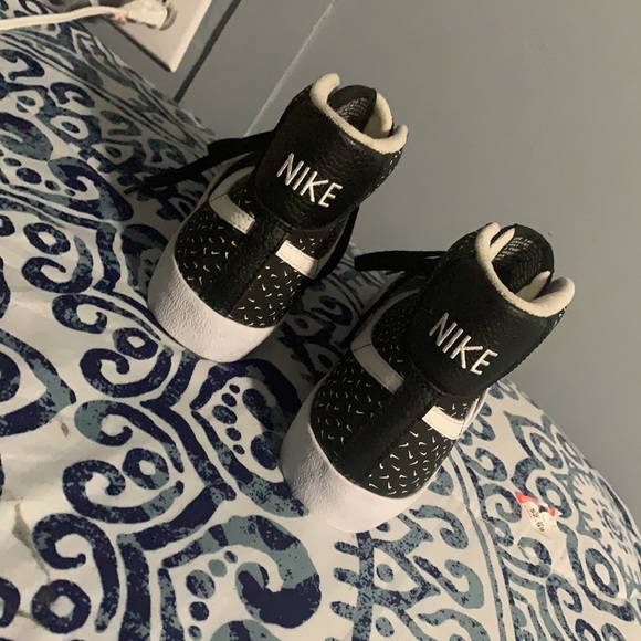 Nike - Picture 3 of 4